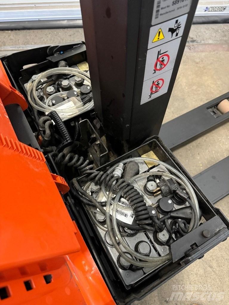 Toyota SWE080L Gerbeur accompagnant