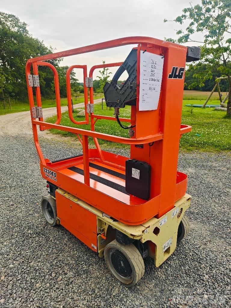 JLG 1230 ES Mât vertical