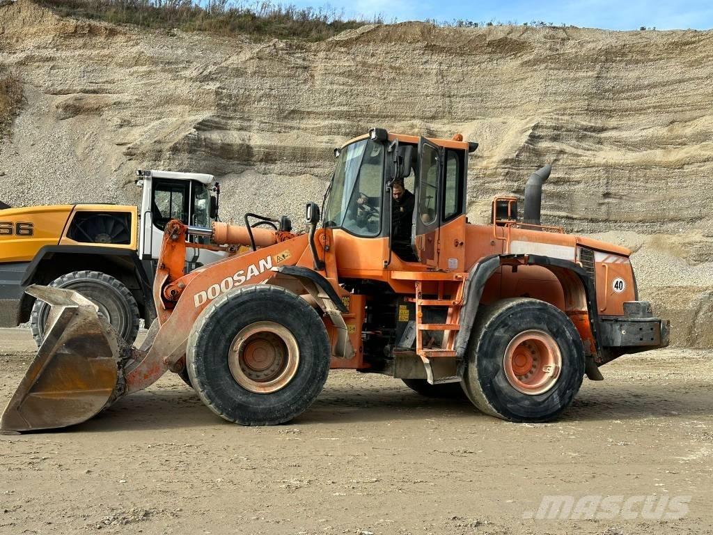 Doosan DL 300 Chargeuse sur pneus