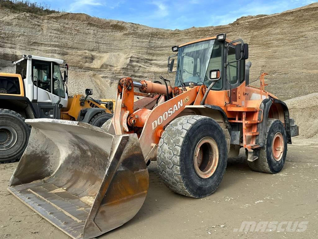 Doosan DL 300 Chargeuse sur pneus
