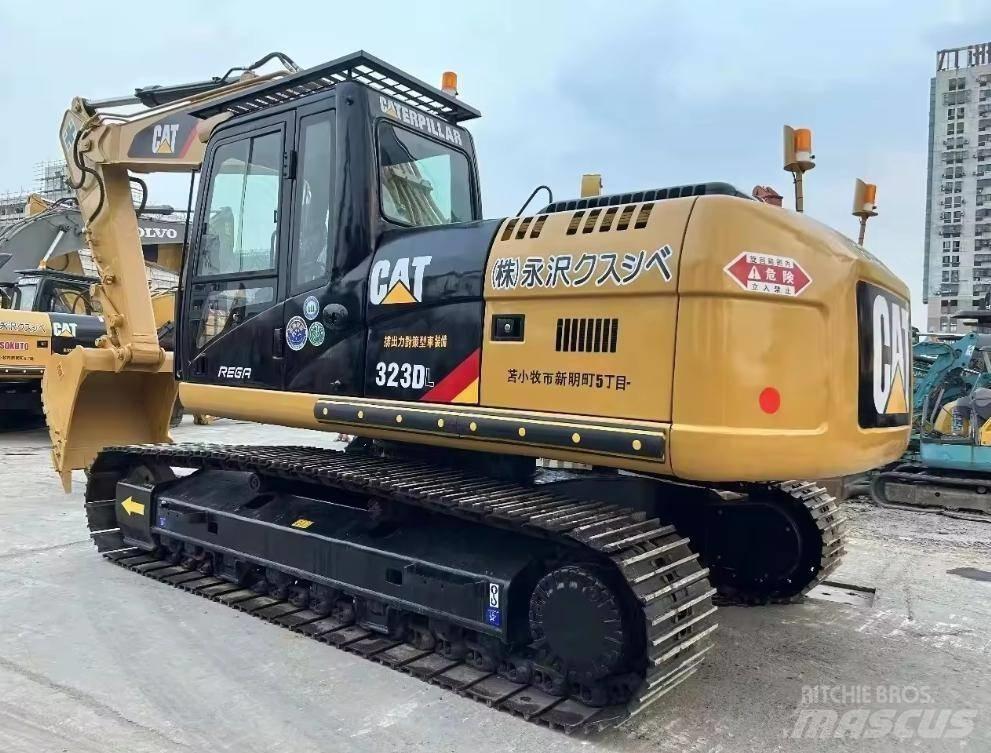CAT 323 Pelle sur chenilles