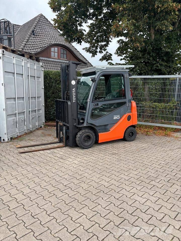 Toyota 8 FGKF 20 Chariots GPL