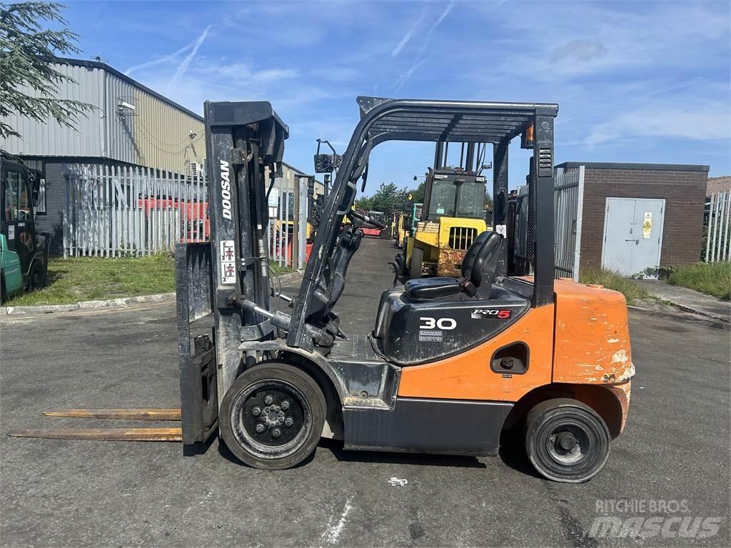 Doosan D30S-5 Chariots diesel