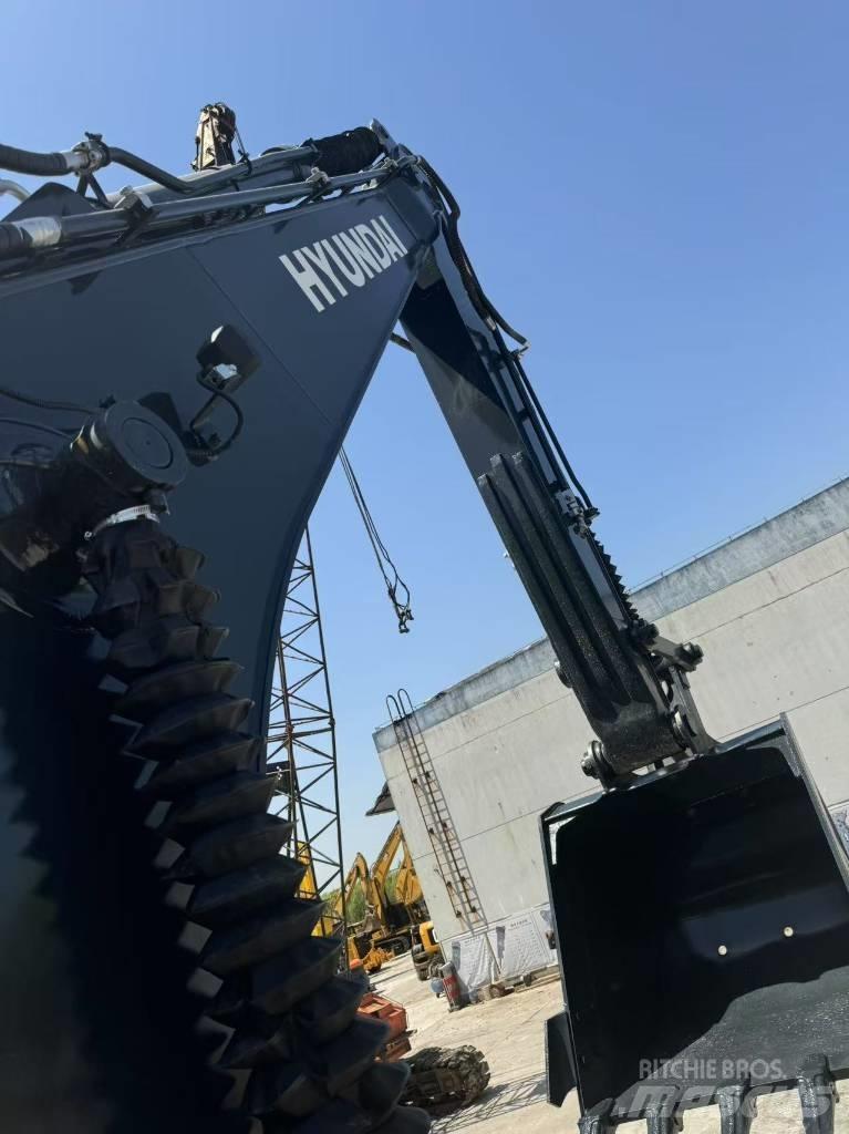 Hyundai R220LC-9S Pelle sur chenilles