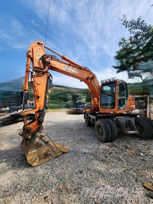 Doosan DX 140 W Pelle sur pneus