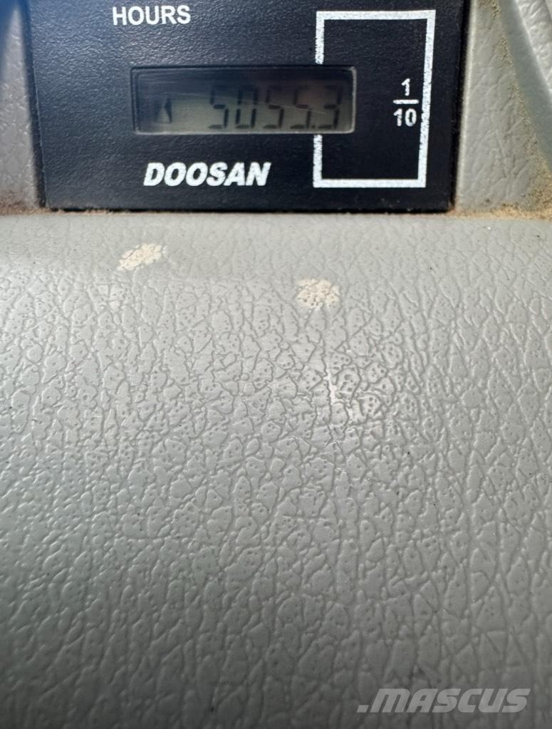 Doosan DX 140 W Pelle sur pneus