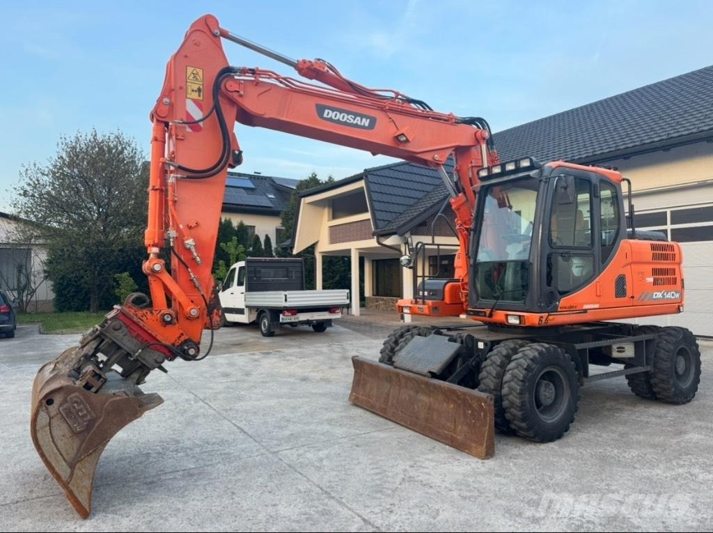 Doosan DX 140 W Pelle sur pneus