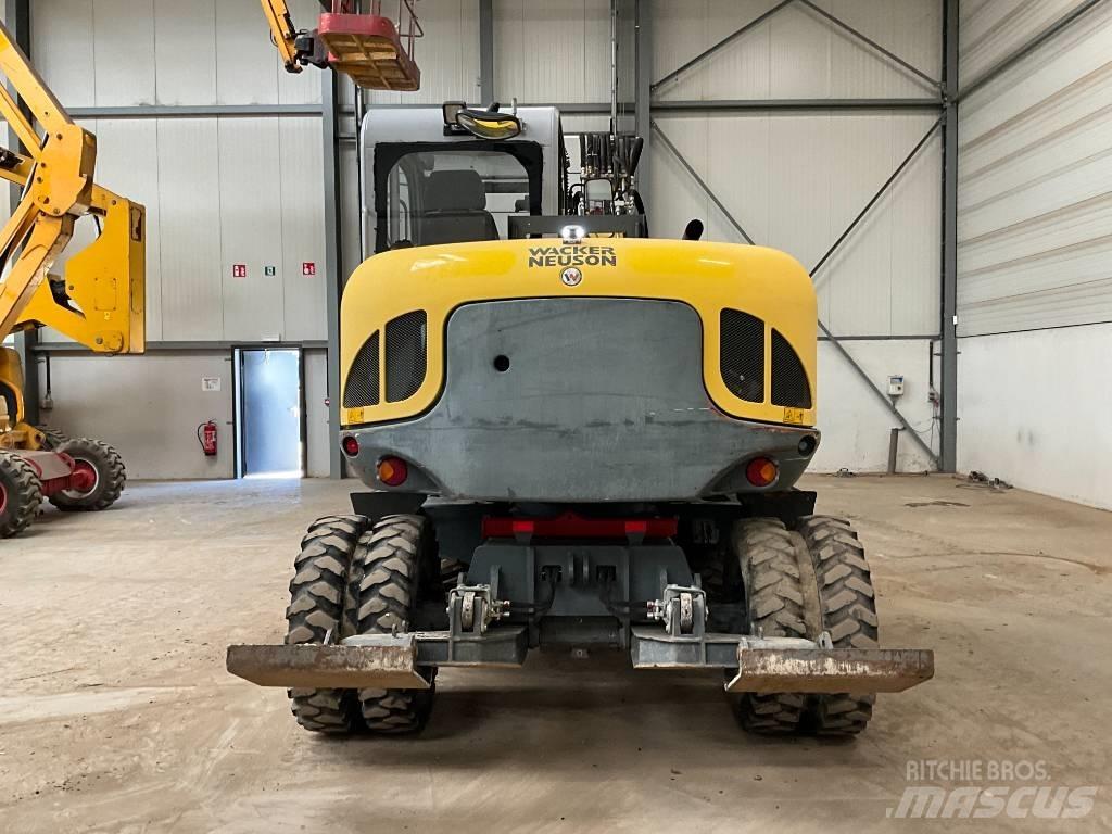 Neuson EW 100 Pelle sur pneus