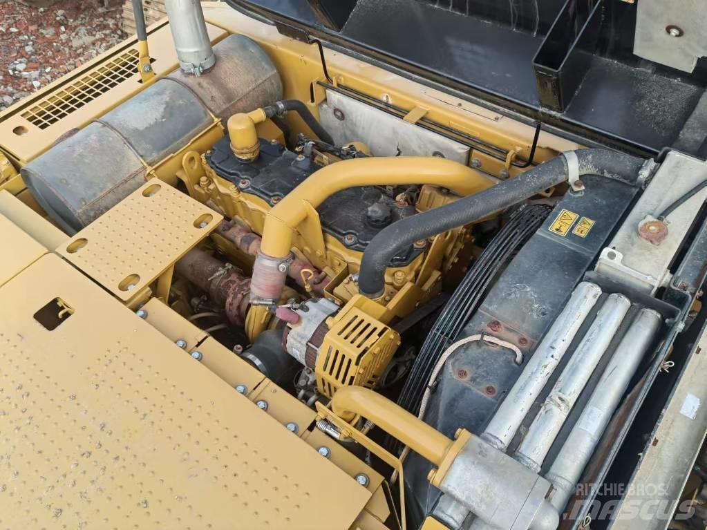 CAT 325 D2 Pelle sur chenilles