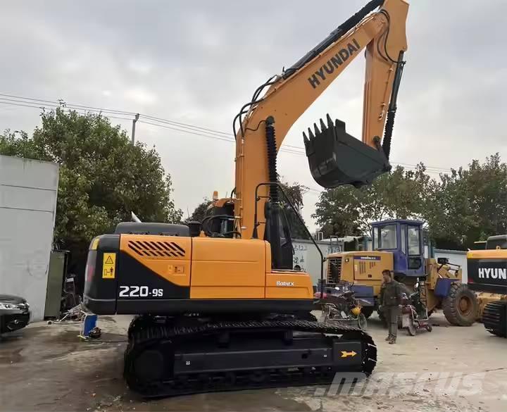 Hyundai R220LC-9S Pelle sur chenilles