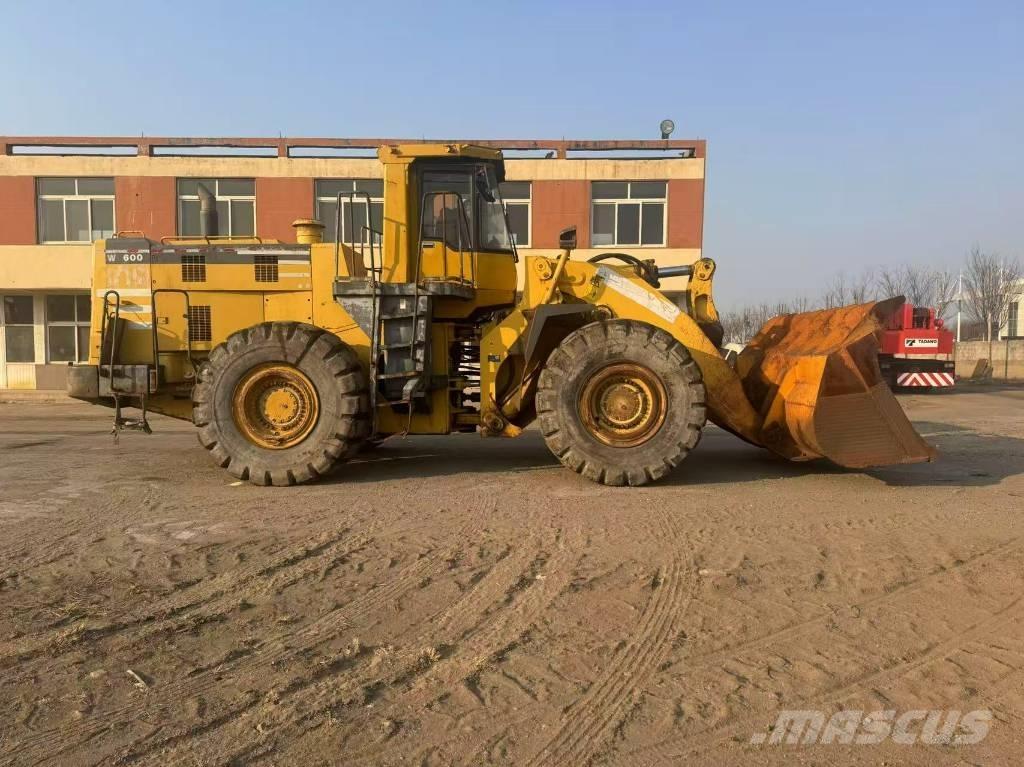 Komatsu WA 600-3 Chargeuse sur pneus