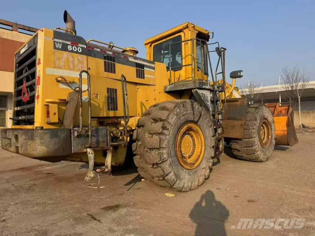 Komatsu WA 600-3 Chargeuse sur pneus