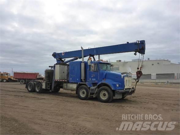 Kenworth T800B Camion plateau ridelle avec grue