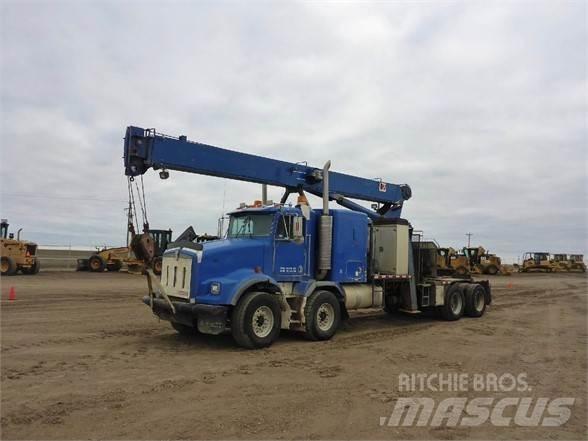 National 1195 Camion plateau ridelle avec grue