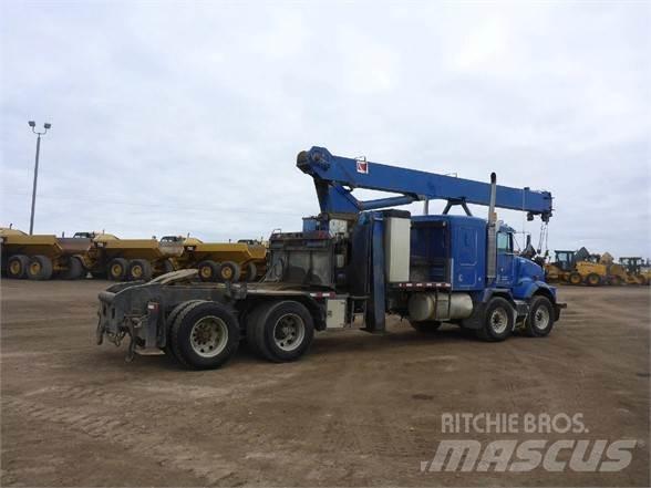 National 1195 Camion plateau ridelle avec grue