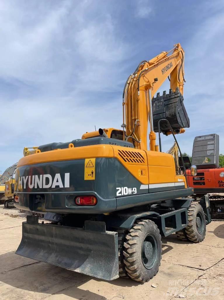 Hyundai R210W-9 Pelle sur pneus