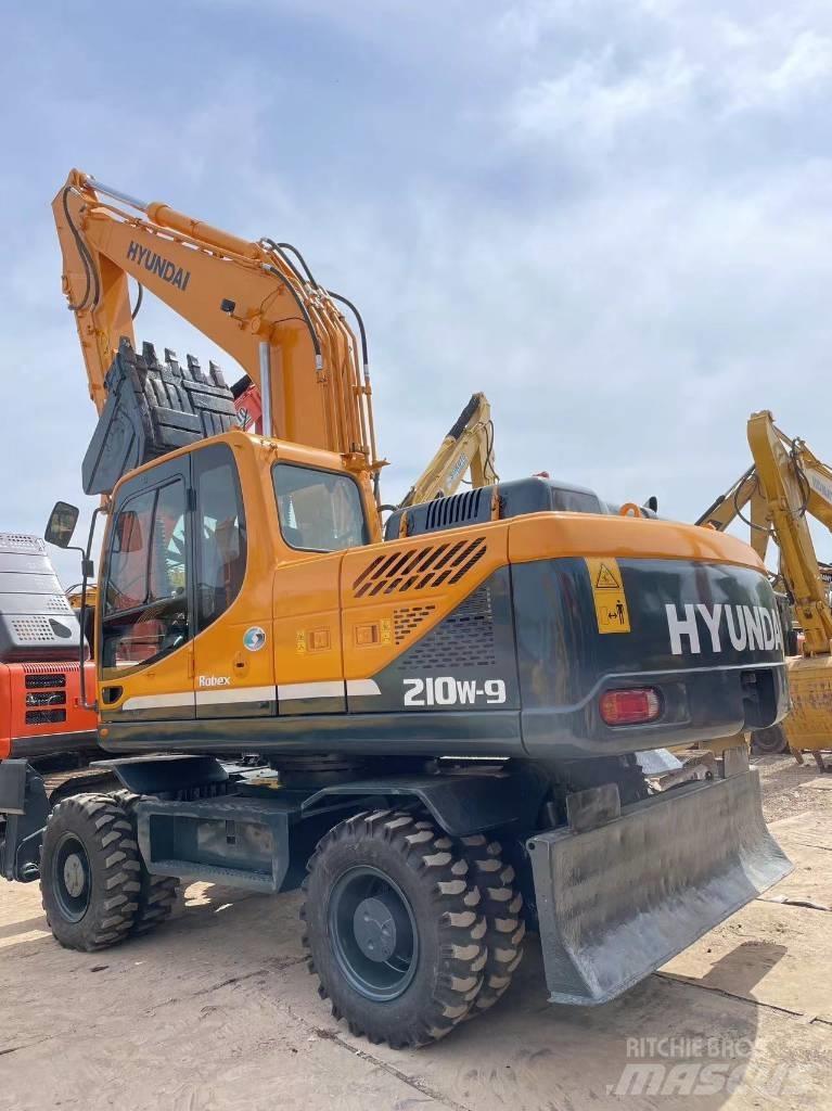 Hyundai R210W-9 Pelle sur pneus