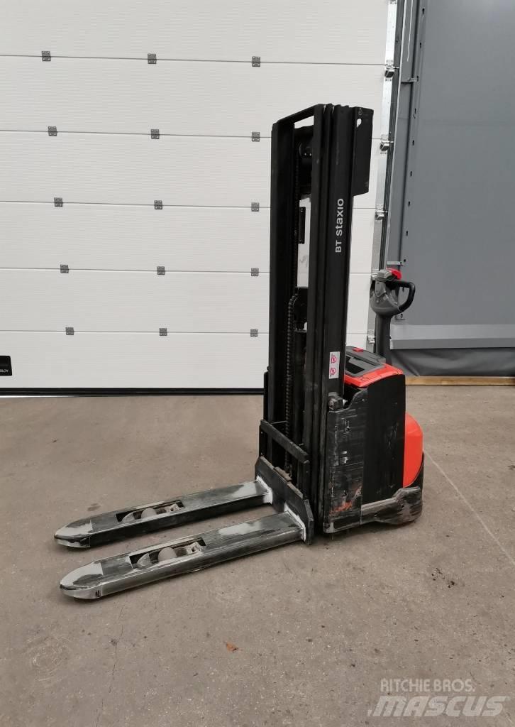 Toyota SWE120L Gerbeur accompagnant