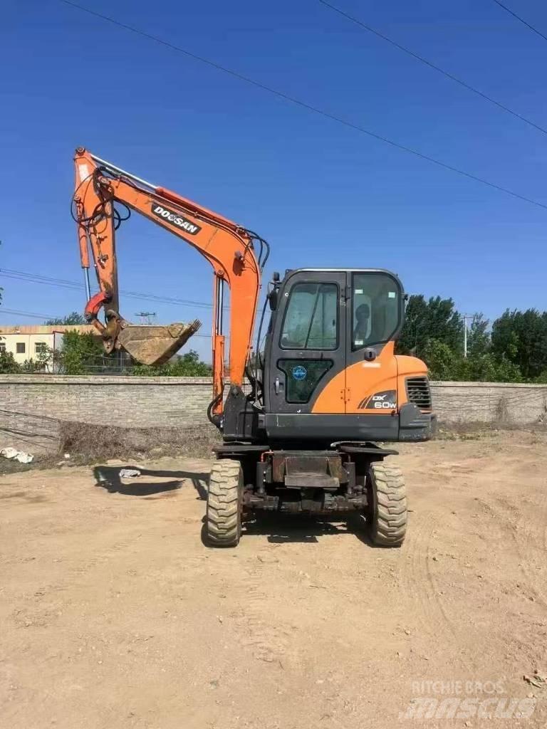 Doosan DX60W Pelle sur pneus