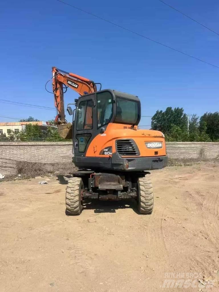 Doosan DX60W Pelle sur pneus