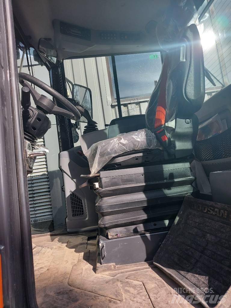 Develon DL 200-7 Chargeuse sur pneus