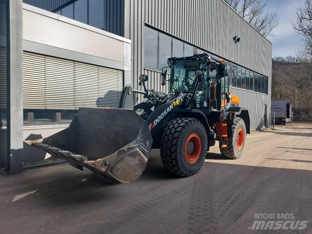 Develon DL 200-7 Chargeuse sur pneus