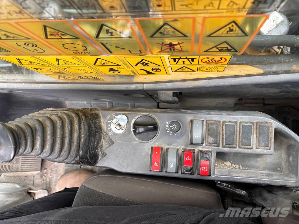 Komatsu PW148-11 Pelle sur pneus