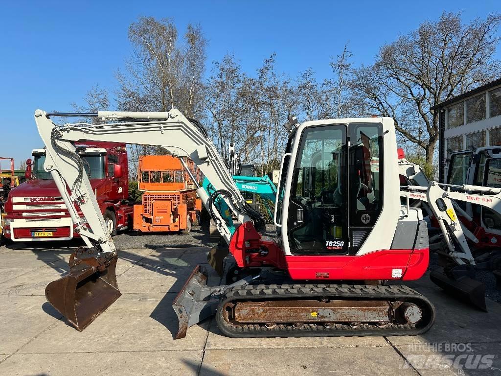 Takeuchi TB250 Mini pelle < 7t