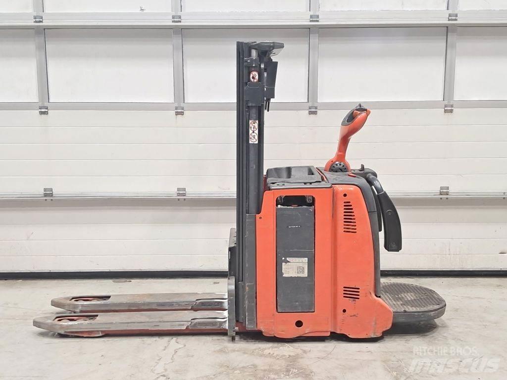 Linde D12 AP Gerbeur accompagnant