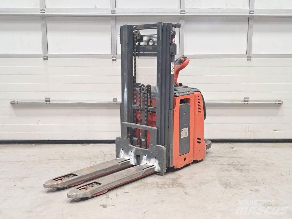 Linde D12 AP Gerbeur accompagnant
