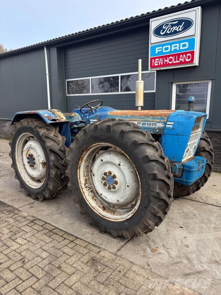 Ford COUNTY 754 Tracteur