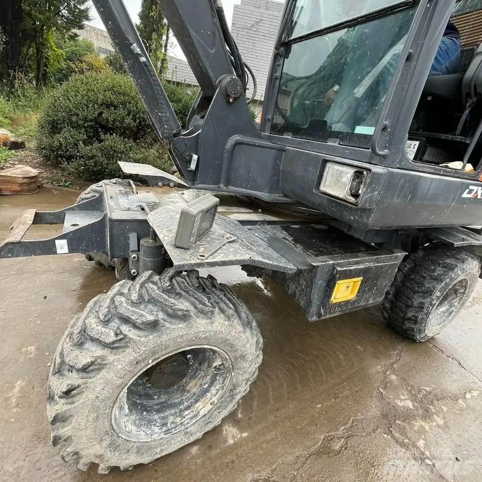Doosan DX60W Pelle sur pneus