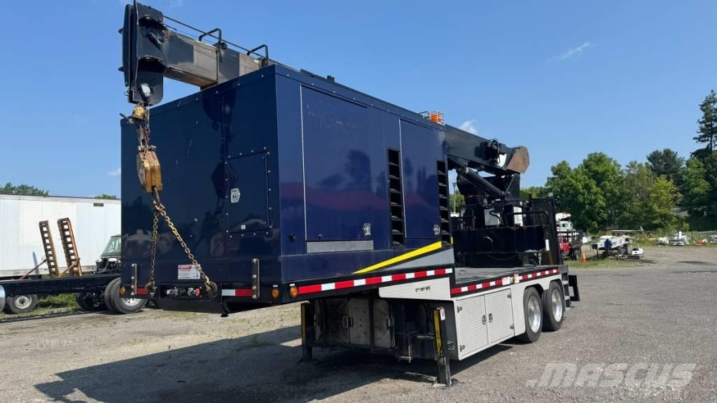 National 880C Camion plateau ridelle avec grue
