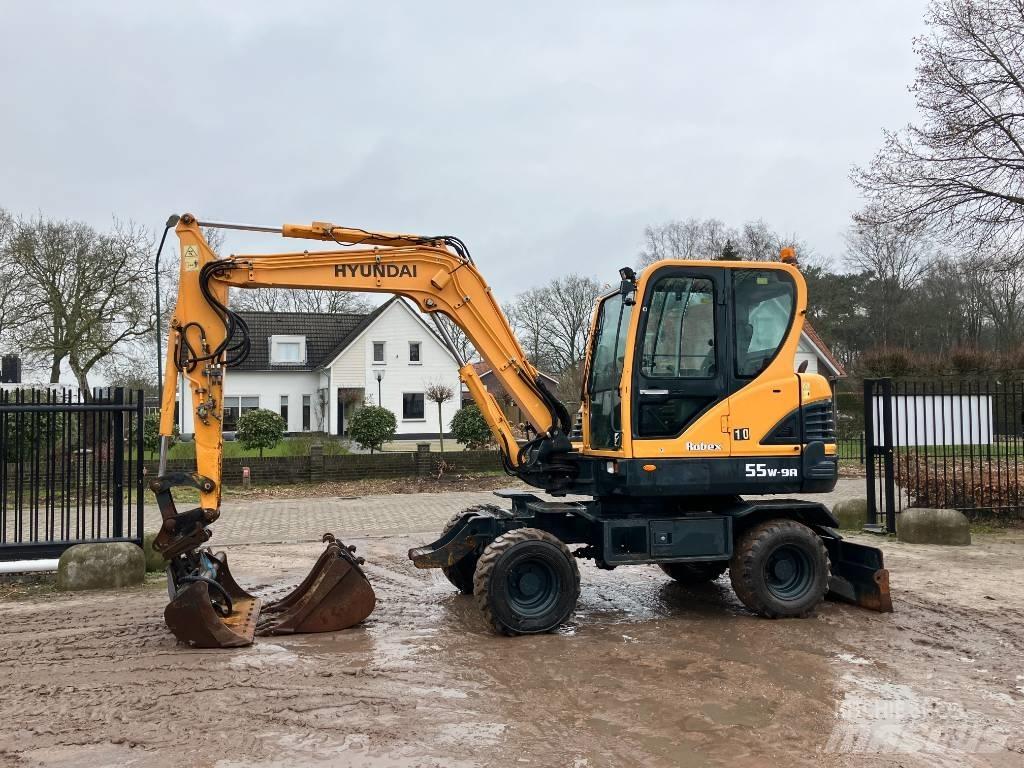 Hyundai 55W-9A Pelle sur pneus