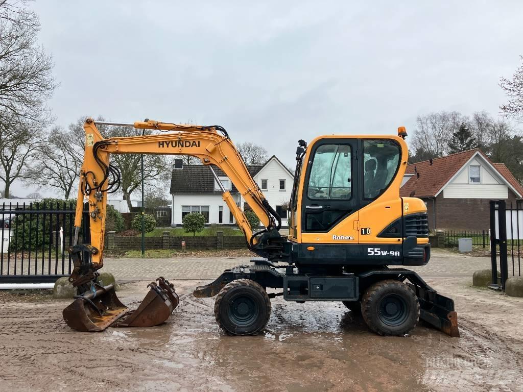 Hyundai 55W-9A Pelle sur pneus