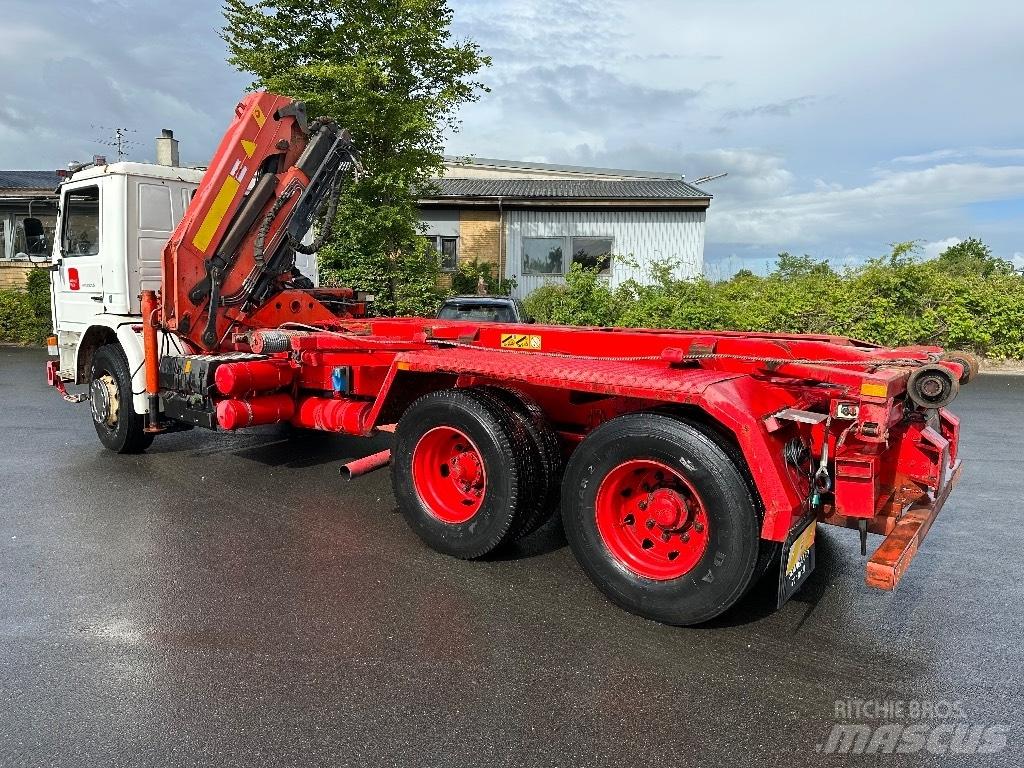 Scania P 93 M Camion plateau ridelle avec grue