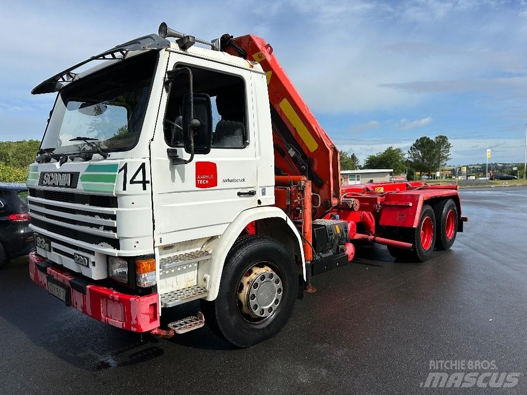 Scania P 93 M Camion plateau ridelle avec grue
