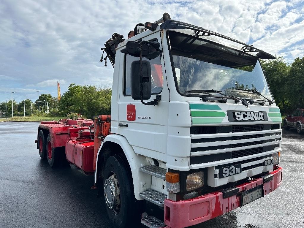 Scania P 93 M Camion plateau ridelle avec grue