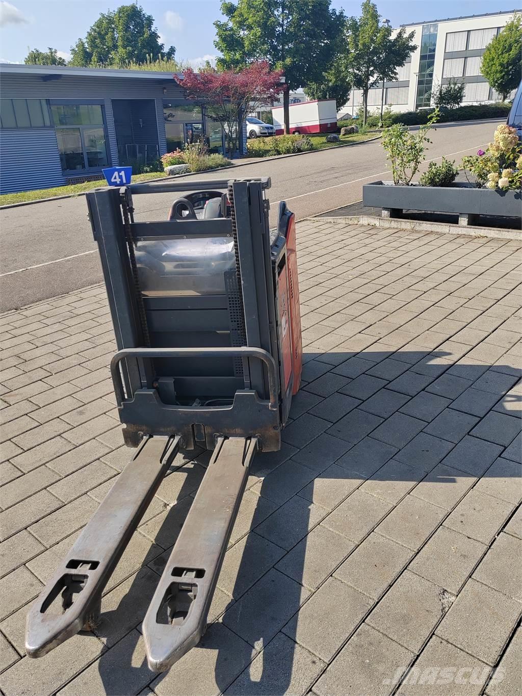 Linde L12 LHP SP Gerbeur accompagnant