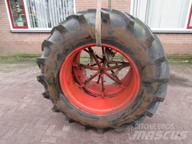 Taurus 16.9/34 Pneus, roues et jantes