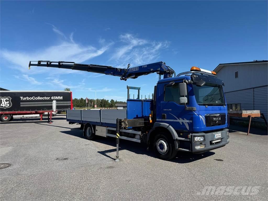 MAN TGM 15.290 4x2 Camion plateau ridelle avec grue