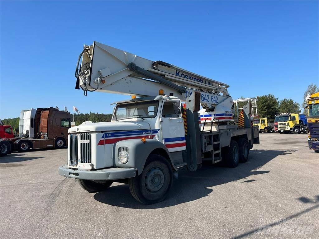 Scania 111 6X2 Camion plateau ridelle avec grue