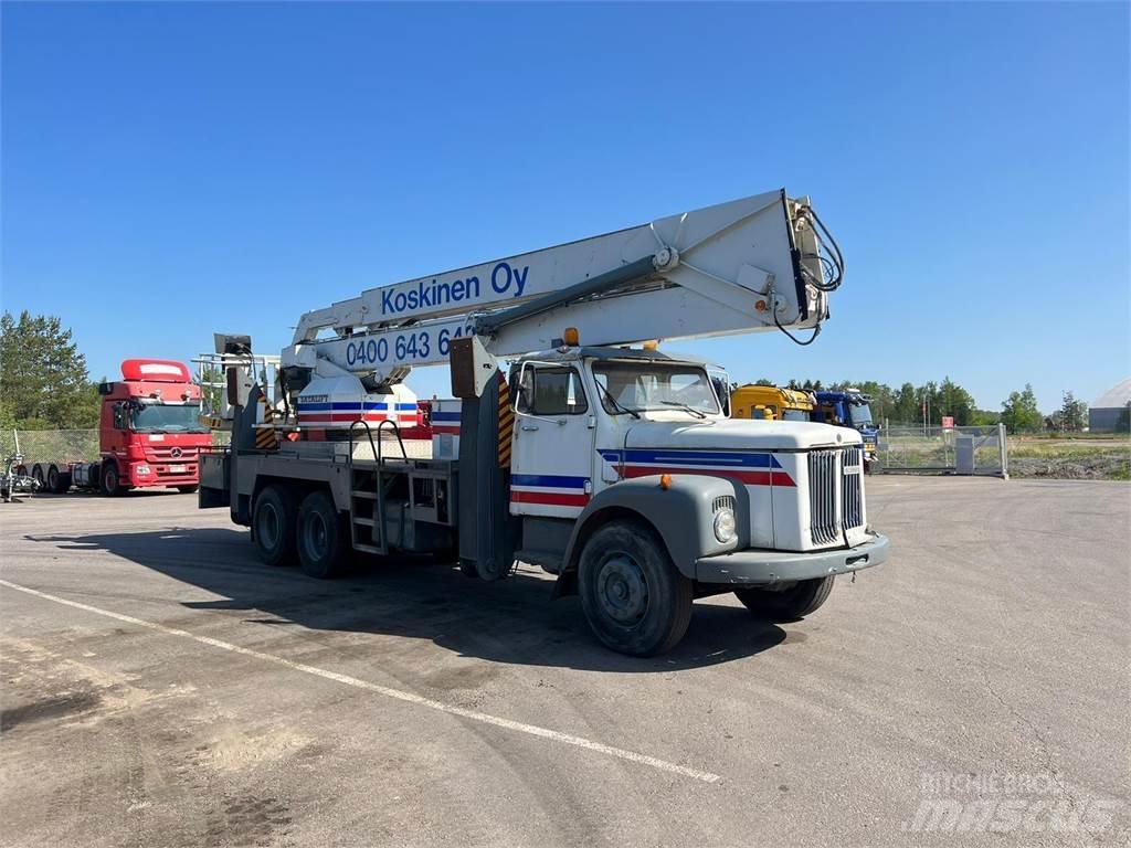 Scania 111 6X2 Camion plateau ridelle avec grue