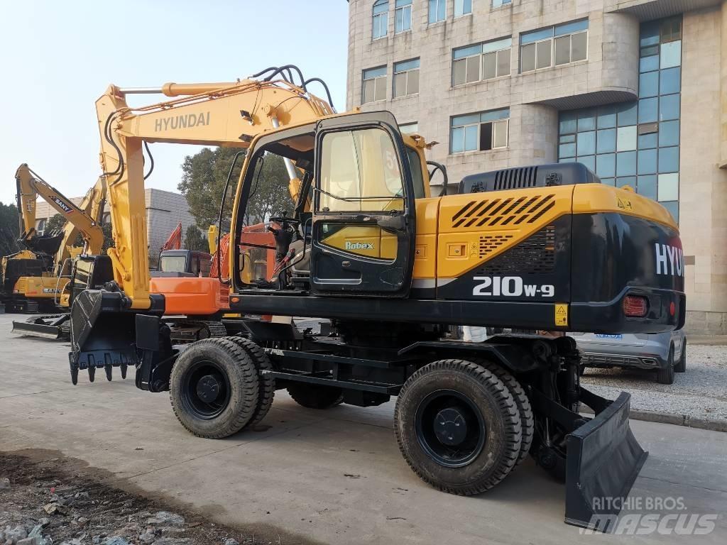 Hyundai R210W-9 Pelle sur pneus