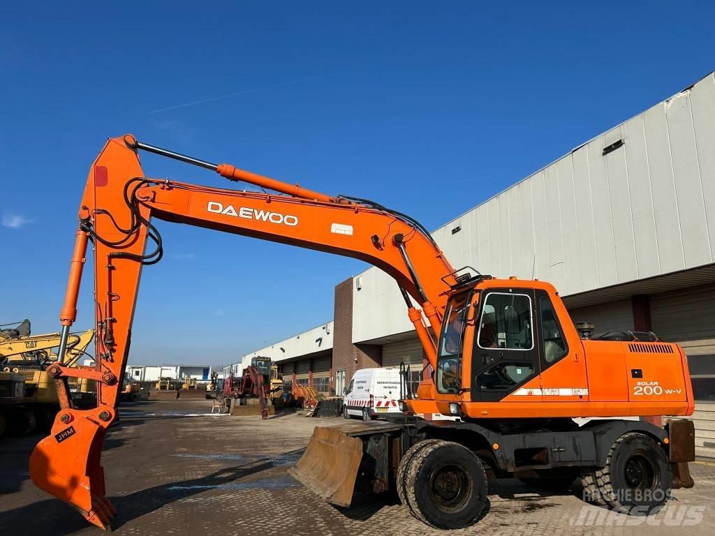 Daewoo Solar 200WV Pelle sur pneus