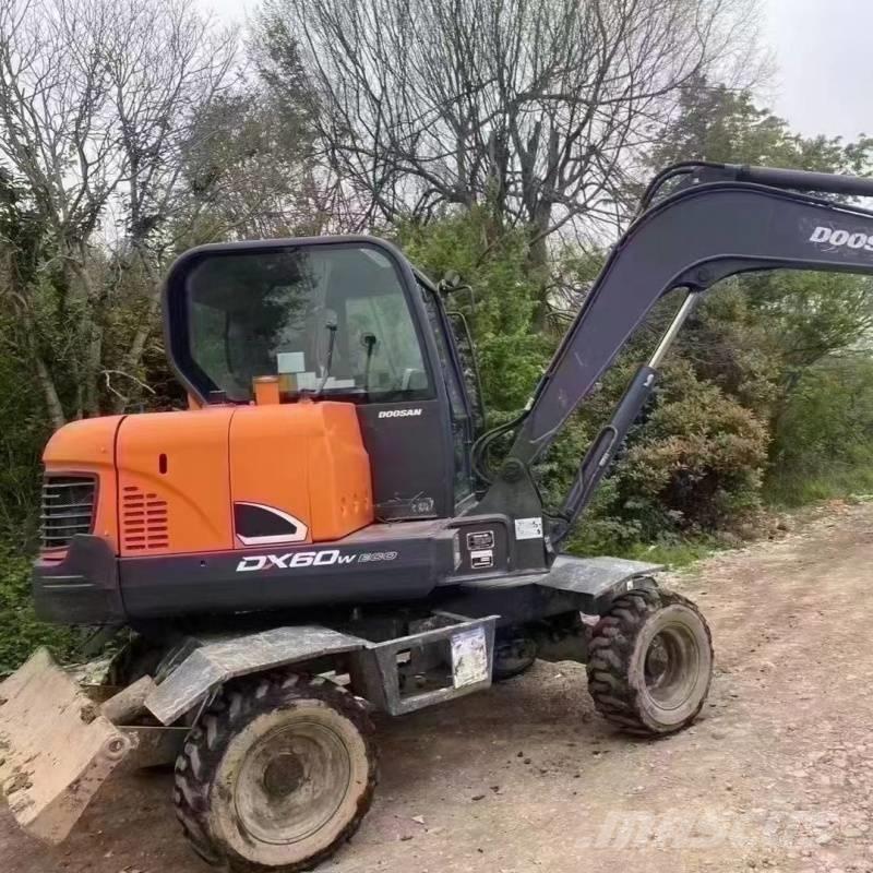 Kubota DX60w Pelle sur pneus
