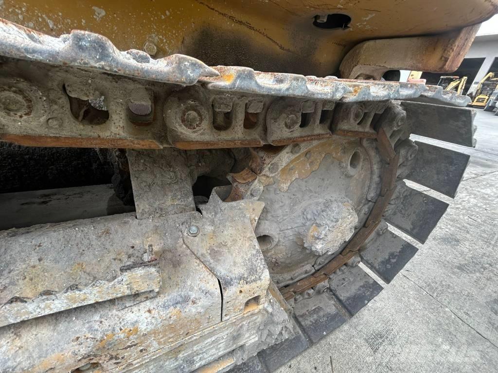 CAT D 3 C III Bouteurs sur chenilles