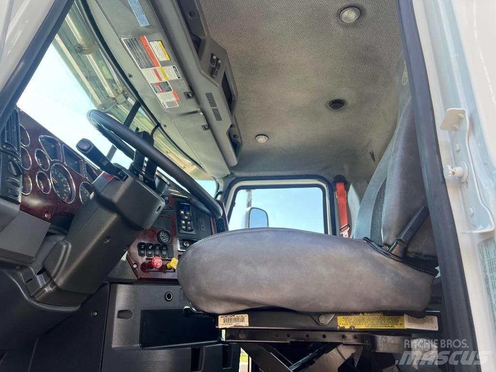 Mack CXU 613 Tracteur routier