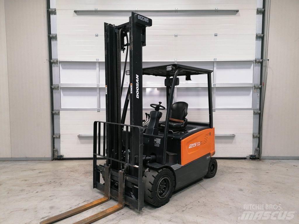 Doosan B25X-7 Chariots élévateurs électriques