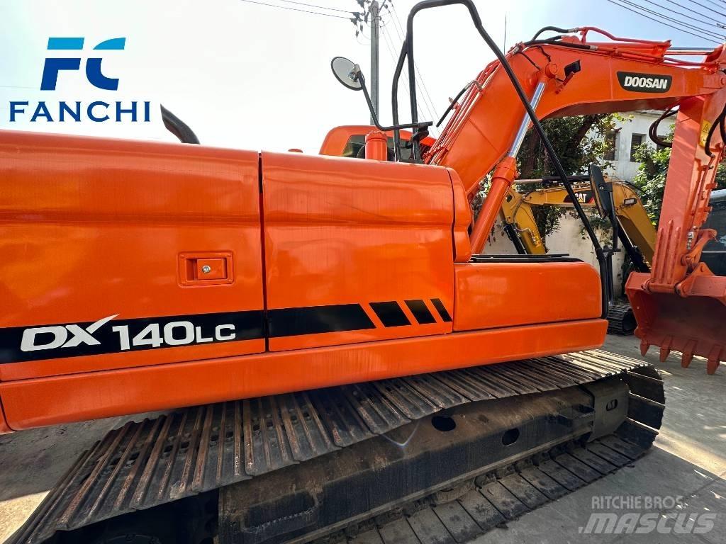 Doosan DX 140 LC Pelle sur pneus